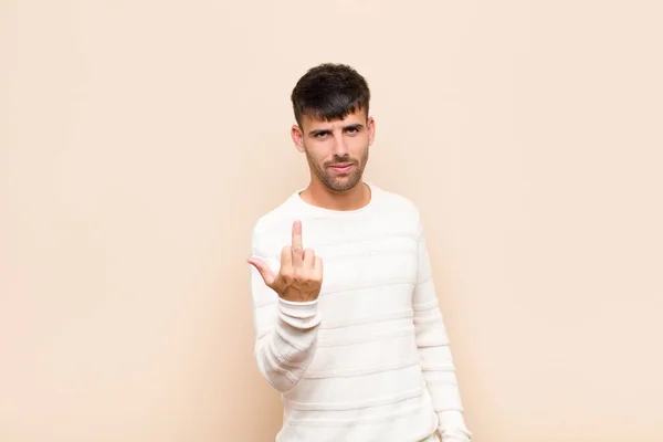 Ung Stilig Man Känner Sig Arg Irriterad Upprorisk Och Aggressiv — Stockfoto