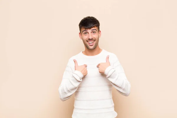 Joven Hombre Guapo Sentirse Feliz Sorprendido Orgulloso Apuntando Mismo Con — Foto de Stock