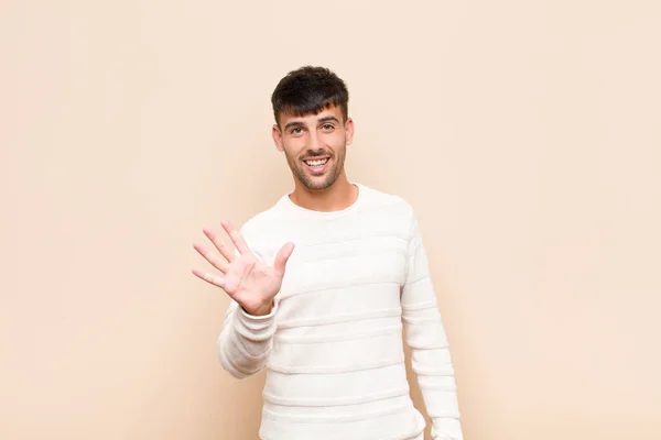 Genç Yakışıklı Adam Gülümsüyor Arkadaş Canlısı Görünüyor Numarayı Gösteriyor Elleri — Stok fotoğraf