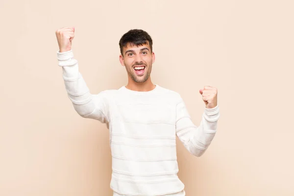 Mladý Pohledný Muž Vítězoslavně Křičí Vypadá Jako Nadšený Šťastný Překvapený — Stock fotografie