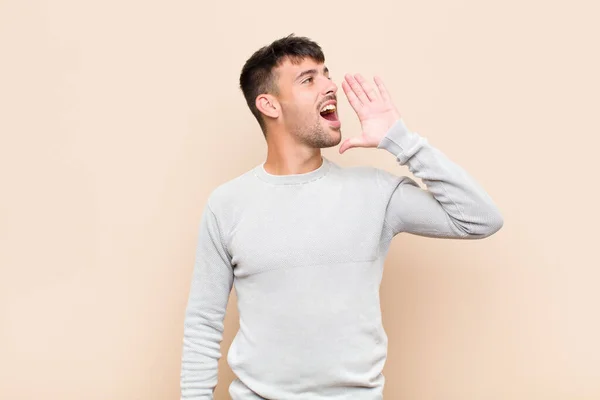 Jovem Homem Bonito Gritando Alto Irritado Para Copiar Espaço Lado — Fotografia de Stock