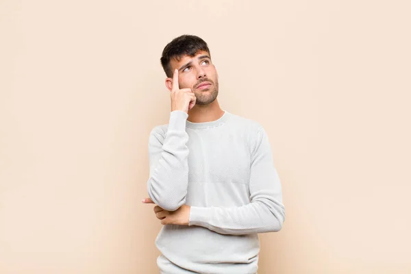 Jovem Homem Bonito Com Olhar Concentrado Perguntando Com Uma Expressão — Fotografia de Stock