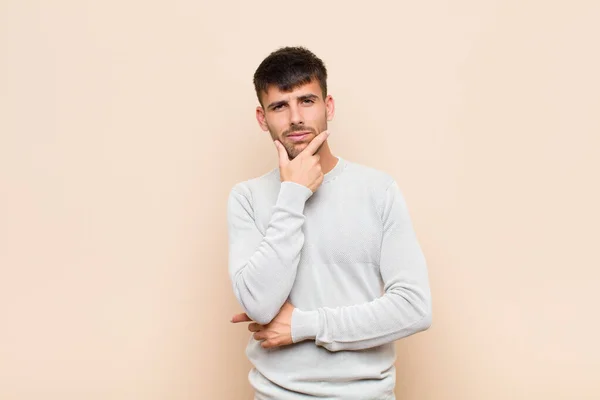 Young Handsome Man Looking Serious Thoughtful Distrustful One Arm Crossed — 스톡 사진