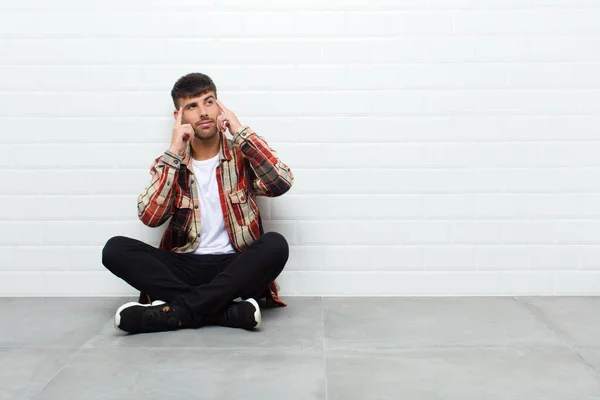 Jovem Homem Bonito Sentindo Confuso Duvidoso Concentrando Uma Ideia Pensando — Fotografia de Stock