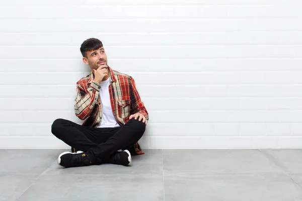 Joven Hombre Guapo Sonriendo Con Una Expresión Feliz Segura Con — Foto de Stock