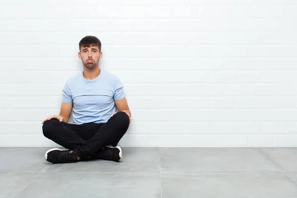 Jovem Homem Bonito Sentindo Triste Choramingas Com Olhar Infeliz Chorando — Fotografia de Stock