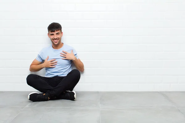 Jovem Bonito Homem Olhando Feliz Surpreso Orgulhoso Animado Apontando Para — Fotografia de Stock