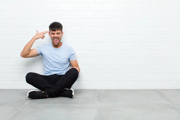 Jovem Homem Bonito Olhar Infeliz Estressado Gesto Suicida Fazendo Sinal — Fotografia de Stock