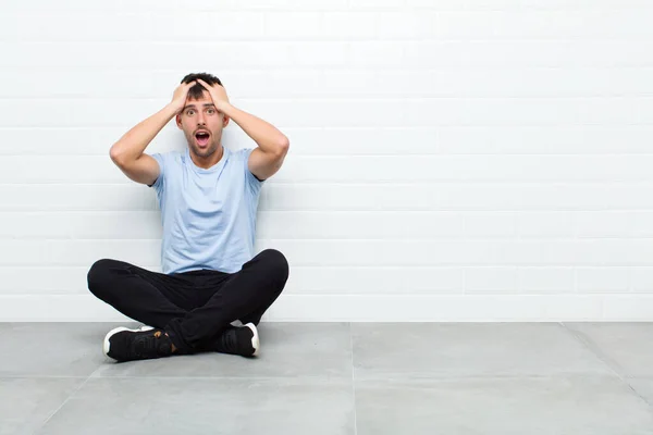 Joven Hombre Guapo Sentirse Horrorizado Sorprendido Levantando Las Manos Cabeza —  Fotos de Stock