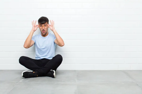 Joven Hombre Guapo Sintiéndose Sorprendido Sorprendido Sorprendido Sosteniendo Gafas Con — Foto de Stock