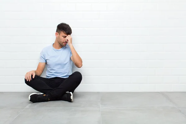 Joven Hombre Guapo Sentirse Estresado Infeliz Frustrado Tocando Frente Sufriendo —  Fotos de Stock