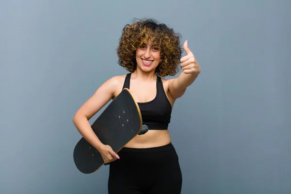 Junge Hübsche Sportlerin Fitnessbekleidung Mit Skate — Stockfoto