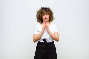 Genç, güzel bir kadın entrika çeviriyor, komplo kuruyor, sinsi hileler ve hileler yapıyor, beyaz duvara karşı kurnaz ve ihanet ediyor.