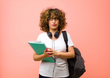 Genç ve güzel bir kadın öğrenci entrikalar ve komplolar, hilekarlıklar ve hilekarlıklar, pembe duvara karşı kurnazlık ve ihanet