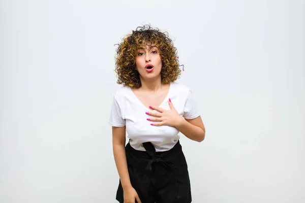 Jovem Bonita Mulher Sentindo Chocado Surpreso Sorrindo Tomando Mão Coração — Fotografia de Stock