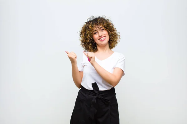 Jovem Mulher Bonita Sorrindo Alegre Casualmente Apontando Para Copiar Espaço — Fotografia de Stock