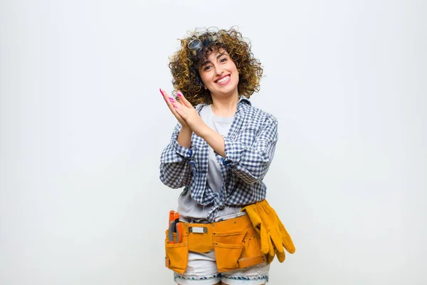 Jovem Governanta Mulher Sentindo Feliz Bem Sucedido Sorrindo Batendo Palmas — Fotografia de Stock