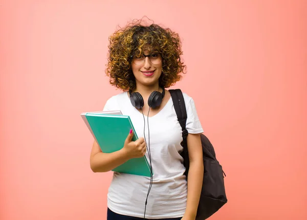 Joven Bonita Estudiante Mujer Sonriendo Positiva Confiadamente Buscando Satisfecho Amable —  Fotos de Stock