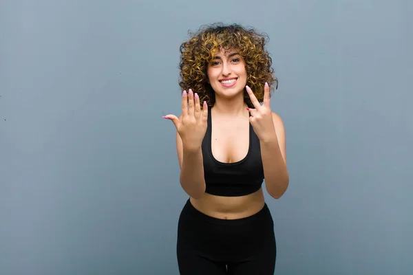 Jovem Mulher Esportes Sorrindo Olhando Amigável Mostrando Número Sete Sétimo — Fotografia de Stock