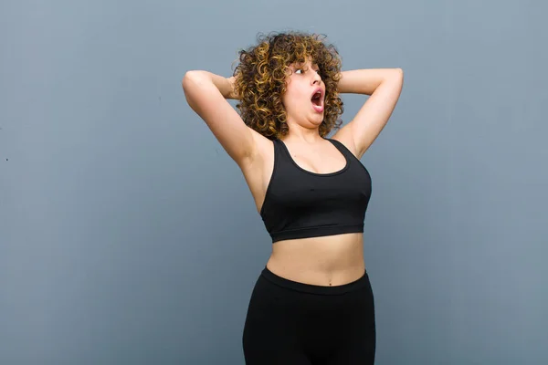 Jonge Sportvrouw Met Open Mond Kijken Geschokt Geschokt Als Gevolg — Stockfoto