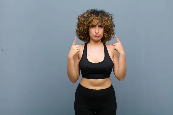 Junge Sportlerin Mit Schlechter Einstellung Die Stolz Und Aggressiv Wirkt — Stockfoto