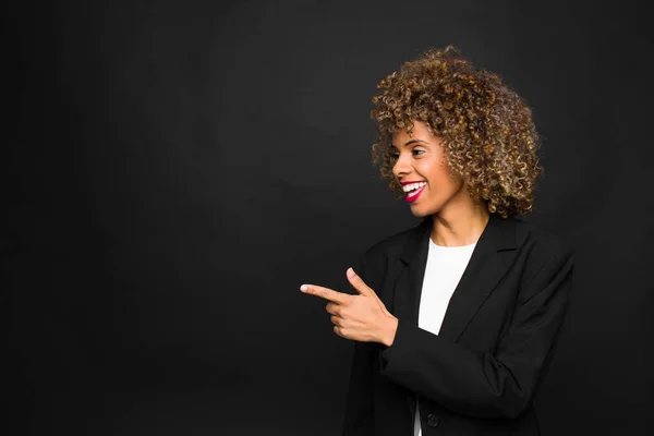 Jovem Mulher Afro Americana Contra Parede Plana — Fotografia de Stock