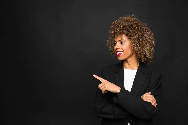 Jovem Mulher Afro Americana Contra Parede Plana — Fotografia de Stock