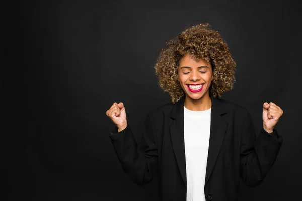 Giovane Donna Afroamericana Contro Parete Piatta — Foto Stock