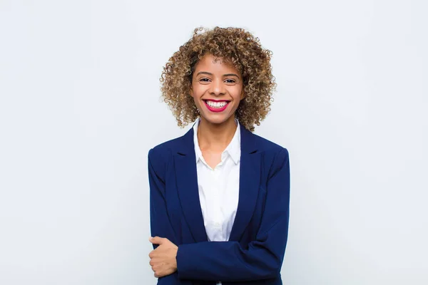 Młoda Kobieta Afroamerykanka Śmieje Się Nieśmiało Wesoło Przyjaznym Pozytywnym Ale — Zdjęcie stockowe