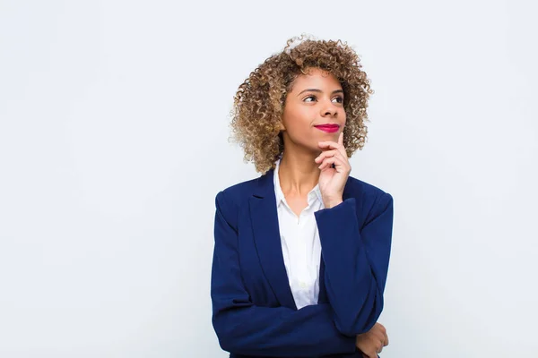 Joven Mujer Afroamericana Sonriendo Feliz Soñando Despierto Dudando Mirando Lado — Foto de Stock