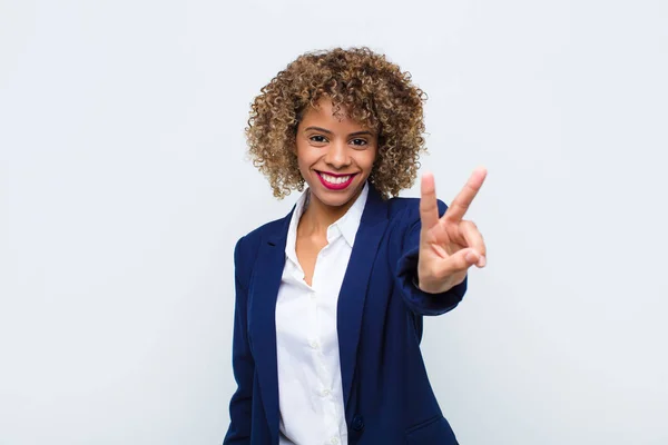 Joven Mujer Afroamericana Sonriendo Luciendo Feliz Despreocupada Positiva Haciendo Gesto — Foto de Stock