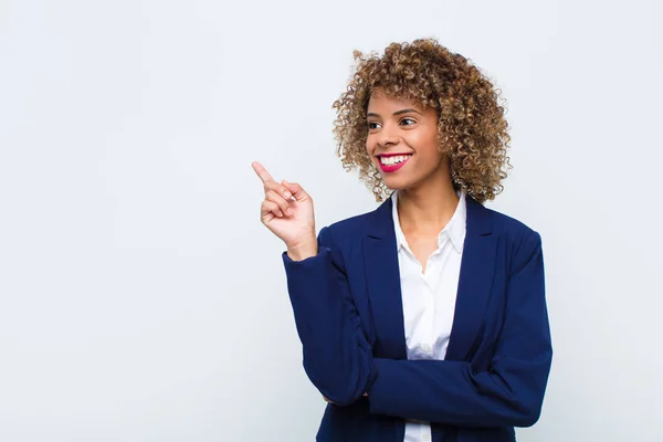 Joven Mujer Afroamericana Sonriendo Felizmente Mirando Hacia Los Lados Preguntándose —  Fotos de Stock