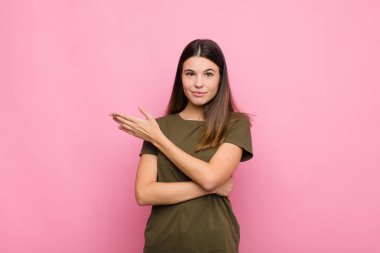 Genç ve güzel bir kadın, kafası karışık ve cahil hissediyor. Şüpheli bir açıklamayı ya da pembe duvara karşı düşüncelerini merak ediyor.