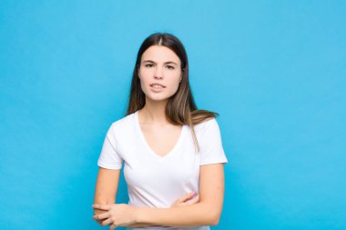 Genç, güzel bir kadın endişeli, hasta, hasta ve mutsuz hissediyor. Ağrılı bir mide ağrısı ya da mavi duvarda grip geçiriyor.