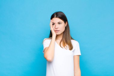 Genç, güzel bir kadın yorgun, sıkıcı ve sıkıcı bir görevin ardından sıkılmış, hayal kırıklığına uğramış ve uykulu hissediyor.