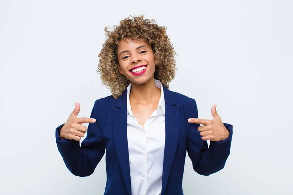 Młoda Kobieta African Amerykański Patrząc Dumny Arogancki Szczęśliwy Zaskoczony Zadowolony — Zdjęcie stockowe
