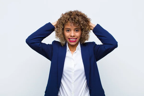 Ung Kvinna Afrikansk Amerikan Känsla Stressad Orolig Orolig Eller Rädd — Stockfoto