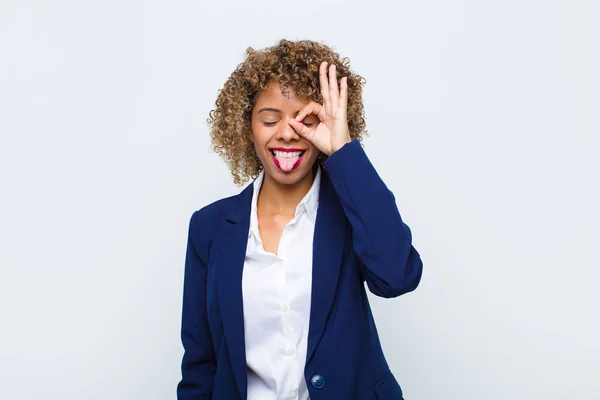 Jonge Vrouw Afrikaans Amerikaans Glimlachen Gelukkig Met Grappig Gezicht Grappen — Stockfoto