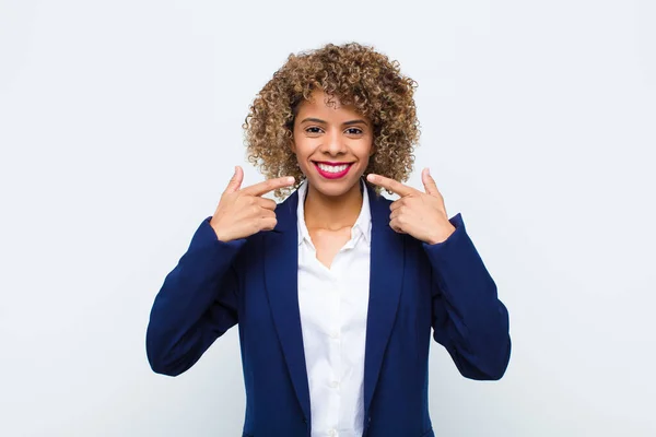 Joven Mujer Afroamericana Sonriendo Con Confianza Apuntando Propia Sonrisa Amplia — Foto de Stock