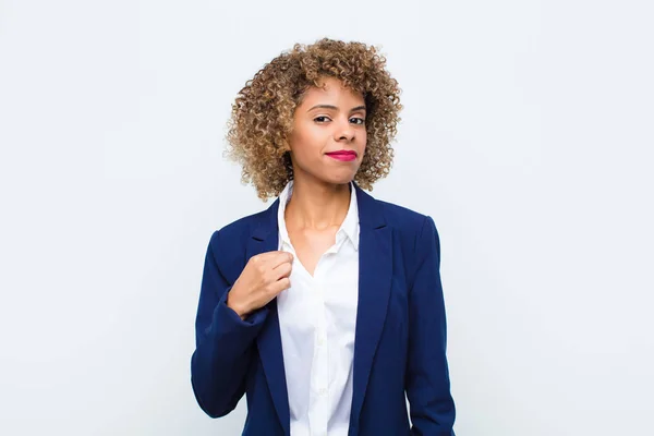 Ung Kvinna Afrikansk Amerikan Ser Arrogant Framgångsrik Positiv Och Stolt — Stockfoto