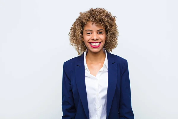 Ung Kvinna Afrikansk Amerikan Ser Glad Och Fånig Med Bred — Stockfoto