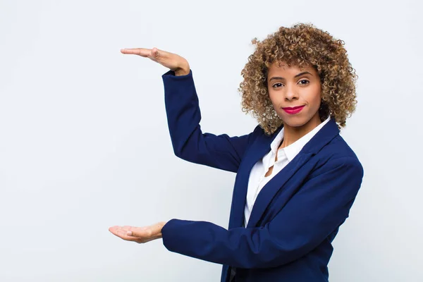 Mujer Joven Afroamericana Sosteniendo Objeto Con Ambas Manos Espacio Copia — Foto de Stock