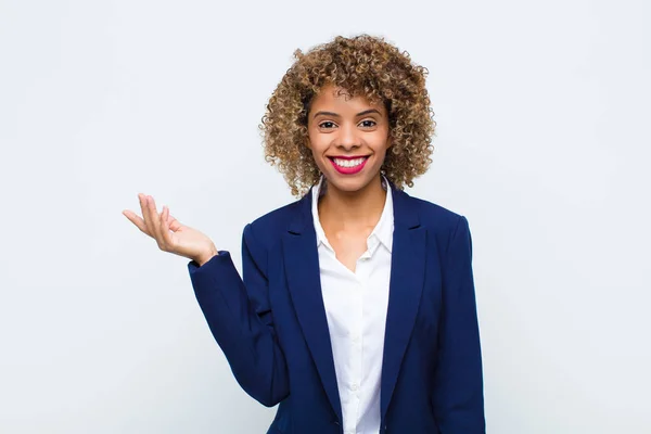 Joven Afroamericana Sintiéndose Feliz Sorprendida Alegre Sonriendo Con Actitud Positiva — Foto de Stock