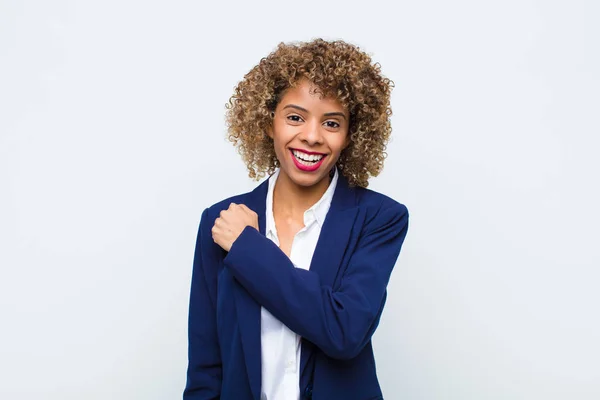Mujer Joven Afroamericana Sintiéndose Feliz Positiva Exitosa Motivada Cuando Enfrenta — Foto de Stock