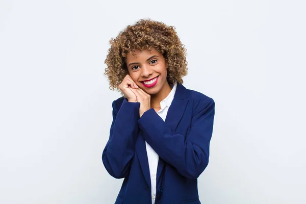 Joven Mujer Afroamericana Sensación Amor Buscando Lindo Adorable Feliz Sonriendo — Foto de Stock