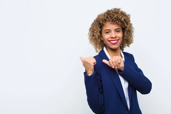 Jonge Vrouw Afrikaans Amerikaans Glimlachen Vrolijk Terloops Wijzen Naar Ruimte — Stockfoto