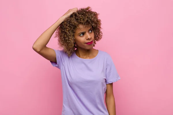 Jovem Afro Americana Sentindo Perplexo Confuso Coçando Cabeça Olhando Para — Fotografia de Stock