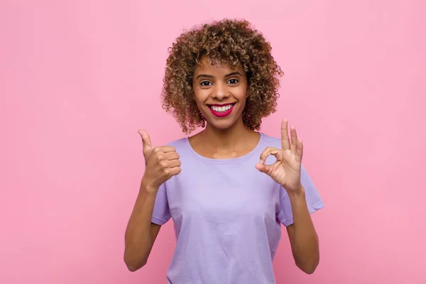 Jong Afrikaans Amerikaans Vrouw Gevoel Gelukkig Verbaasd Tevreden Verrast Tonen — Stockfoto