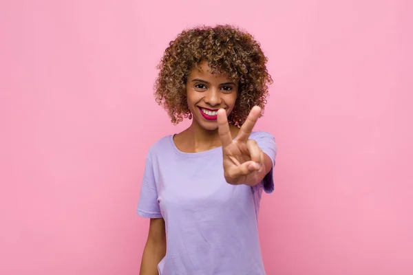 Joven Mujer Afroamericana Sonriendo Luciendo Feliz Despreocupada Positiva Haciendo Gesto — Foto de Stock