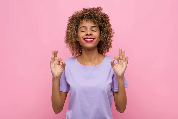 Jong Afrikaans Amerikaans Vrouw Zoek Geconcentreerd Mediteren Gevoel Tevreden Ontspannen — Stockfoto